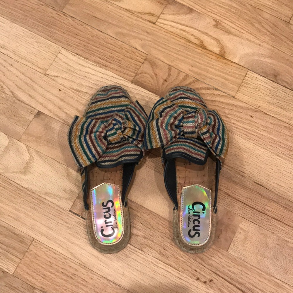 Barely worn flats w/adorable bow detail